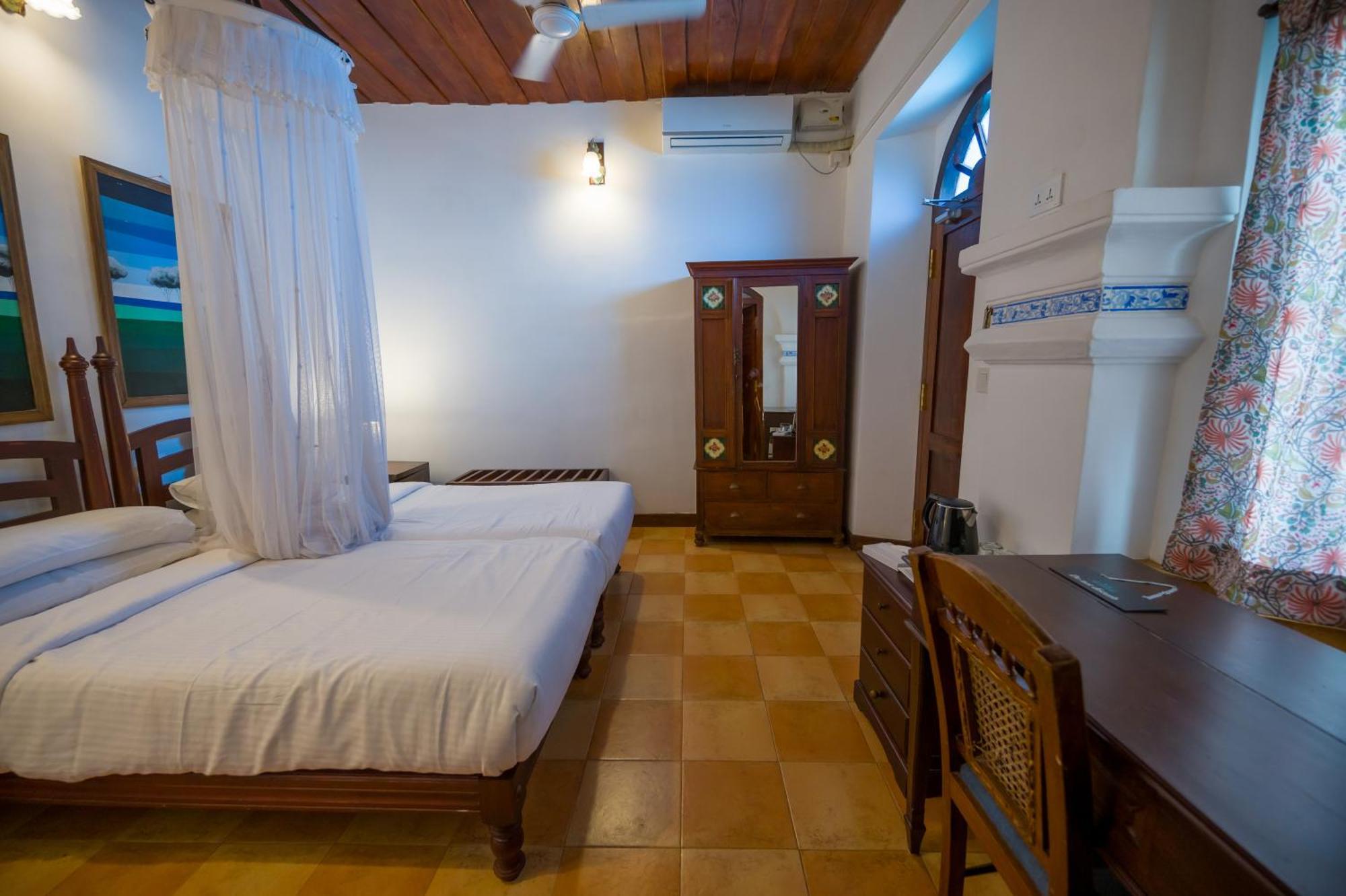 Old Courtyard Hotel Kochi Exterior photo